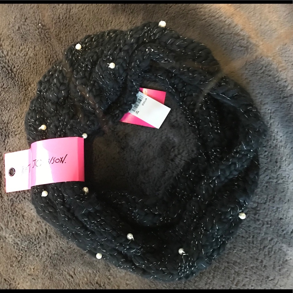 Macy’s SCARF with pearls, NEW WITH TAGS